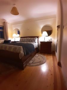 Postel nebo postele na pokoji v ubytování Woodhaven Manor h91rc9d