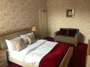 1 dormitorio con 1 cama grande y 1 silla en The Apple House en York