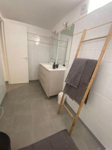 ein Bad mit einem Waschbecken und einem Spiegel in der Unterkunft T2 jusqu’à 4 personnes in Conques-sur-Orbiel