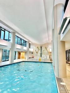 - une grande piscine dans un bâtiment dans l'établissement Lake View Apartment w/Parking!, à Toronto