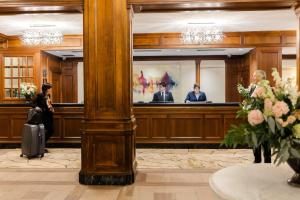 uma sala de tribunal com três pessoas sentadas num banco em The Lord Nelson Hotel & Suites em Halifax