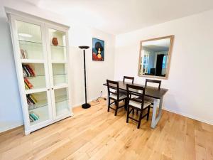 a dining room with a table and chairs and a mirror at Nice 1 bedroom in Chantilly in Chantilly