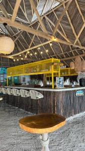 - un bar avec une table dans une pièce avec des chaises dans l'établissement Island-style lodging & beach club, à Tierra Bomba
