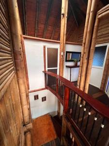 Cette cabine offre une vue sur un escalier en bois. dans l'établissement Island-style lodging & beach club, à Tierra Bomba