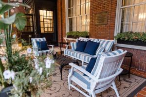 dwa krzesła i kanapa na patio w obiekcie The Lord Nelson Hotel & Suites w mieście Halifax