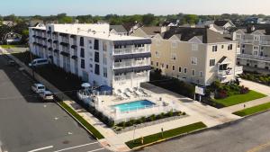 uma vista aérea de um edifício com piscina em ICONA Cape May em Cape May