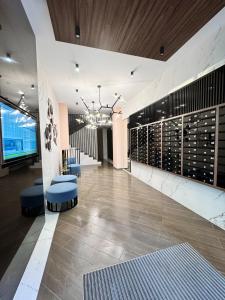 een proefruimte met wijnrekken in een gebouw bij City of Mara Central Apartment in Timişoara