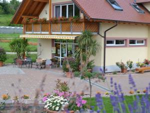 een huis met bloemen ervoor bij Vakantiewoning in Zwarte Woud in Eichstetten