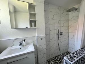 a white bathroom with a sink and a shower at Jennis Bi-Bi 2 bedrooms Apartment in Bietigheim-Bissingen