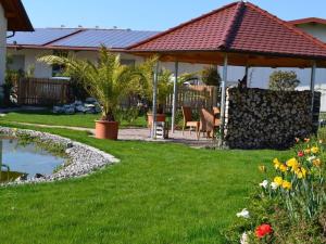 een tuin met een paviljoen en een vijver bij Vakantiewoning in Zwarte Woud in Eichstetten