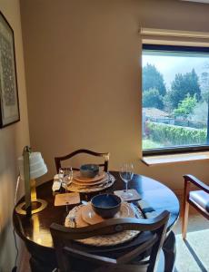 una mesa de comedor con tazones y copas de vino en Guest house Eça Agora!, en Vila do Conde