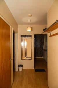 um quarto com um corredor com uma porta e um corredor em 2-Bedroom Apartment in Heart of City Center em Turku