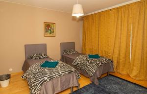 2 Einzelbetten in einem Zimmer mit Fenster in der Unterkunft 2-Bedroom Apartment in Heart of City Center in Turku
