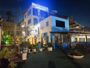 een gebouw met een bord erop bij Ponta Negra Suites & Apart in Natal