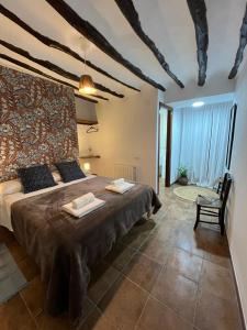 a bedroom with a large bed in a room at Alojamiento La Escalera in Alhama de Granada