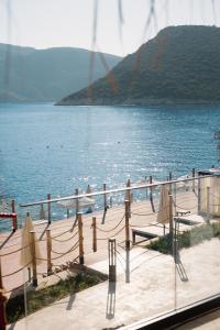 Blick auf einen Strand mit Stühlen und Wasser in der Unterkunft Lures Hotel in Kalkan