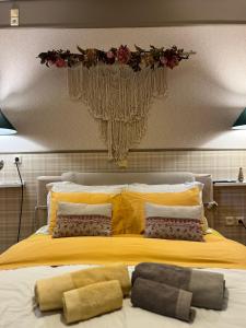 ein großes gelbes Bett mit Blumen darüber in der Unterkunft 22 La Maisonette in Karpenisi