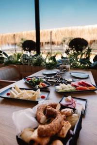 ein Tisch mit mehreren Teller Essen drauf in der Unterkunft Lures Hotel in Kalkan