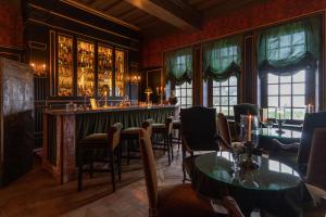 Relais & Château Louise de La Vallière餐厅或其他用餐的地方