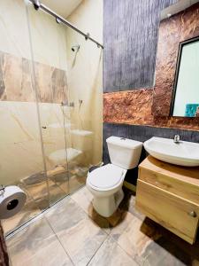 Tauramena的住宿－Hotel Campestre Morichal，浴室配有卫生间、盥洗盆和淋浴。