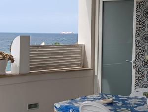 bagno con servizi igienici e finestra con vista sull'oceano di Locanda degli Angioini Locazione Turistica a Mola di Bari