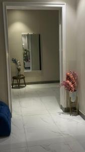 ハミース・ムシャイトにあるالجود مخيم شقة استراحة بيتの鏡と花瓶の廊下