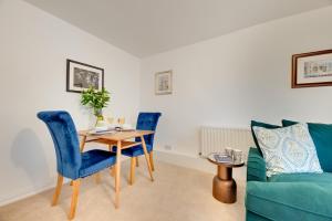 Posezení v ubytování Lionsgate View - luxury apartment opposite Alnwick Castle + 19 fotografií