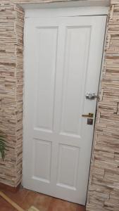 Una puerta blanca en una habitación con una pared de ladrillo en Departamento con patio en excelente ubicación en Belgrano en Buenos Aires