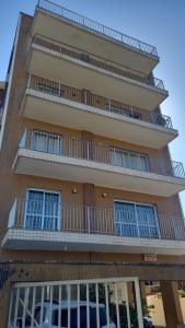 En balkon eller terrasse på Kitnet na Praia - PN Maricá + 2 billeder