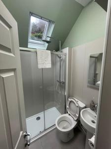 オーバンにあるCarronvale. 3 Bedroom Oban Apartment.のバスルーム(シャワー、トイレ、シンク付)
