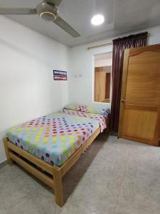 a bedroom with a bed in a room with a door at Apartamento Esmeralda Arboletes in Arboletes