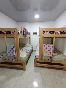 a room with two bunk beds in a room at Apartamento Esmeralda Arboletes in Arboletes