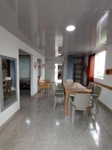 a dining room with a table and chairs at Apartamento Esmeralda Arboletes in Arboletes