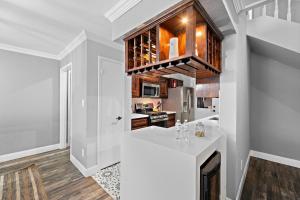 cocina con encimera blanca en una habitación en Houston Pool Getaway Games Parking Wifi Pet en Houston