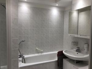 uma casa de banho com uma banheira e um lavatório em New Apartment mit Terrasse em Hanôver