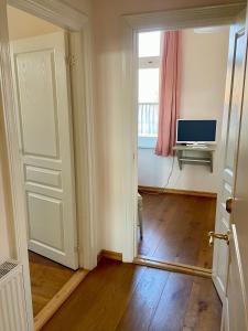 um quarto vazio com uma porta e uma televisão em Hotel zur Schlossmühle em Borna