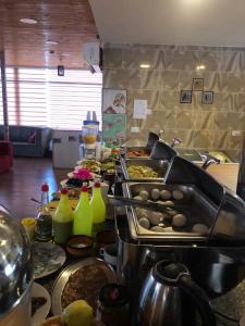 un buffet con comida y bebida en una mesa en cabin hotel en Ma‘ān