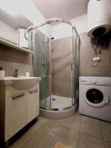La salle de bains est pourvue d'une douche et d'un lave-linge. dans l'établissement One-bedroom flat in Stradom! Lem , Stradomska 5, apartment 17, à Cracovie