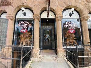 Historic Iron Horse Inn - Deadwood في ديدوود: واجهة مبنى امام نزل خيول الحديد
