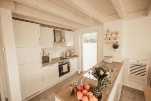 - une cuisine avec une table et des fruits dans l'établissement Traumhafte Seelodge mit Sauna, Kamin und Whirlpool, à Nordhorn