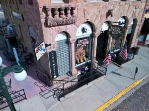 un edificio con un cartello sul lato di Historic Iron Horse Inn - Deadwood a Deadwood