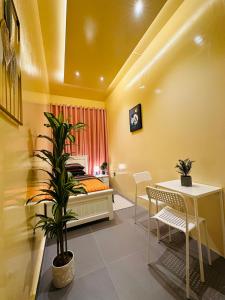 een slaapkamer met een bed en een tafel bij Sunrise Inn by DSV Property in Abu Dhabi