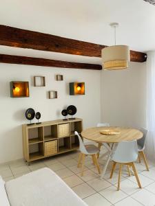 La Bégude-Blanche的住宿－Appartement Jas du Cassoir BRAS-D'ASSE，一间带木桌和椅子的用餐室