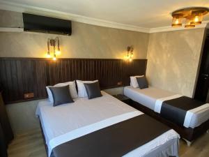 2 camas en una habitación de hotel con en Insta Hotel Karakoy, en Estambul