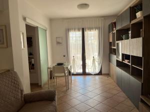 sala de estar con sofá y mesa en Garden House Ciampino, en Ciampino