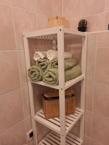 un portasciugamani bianco in bagno con asciugamani di Mi'Ele Apartments a Pergine Valsugana