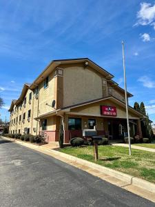 a building on the side of a street at American Inn-Alexander City in Alexander City