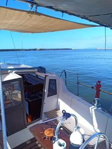 ein Boot auf dem Wasser mit offener Tür in der Unterkunft Bed & boat brezza del mare in Viareggio