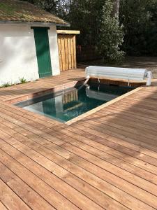 basen na drewnianym tarasie w obiekcie Grande villa - 50m plage - piscine - proche centre gare - parking w Arcachon