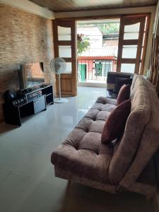 een woonkamer met een bank en een tv bij Casa central, segundo piso con parqueadero in Norcasia